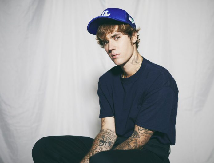 Justin Bieber zaprasza za kulisy wyjątkowego klipu