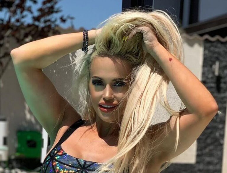 Rumuńska wokalistka disco polo w kusym bikini. Anda Adam zwala z nóg!