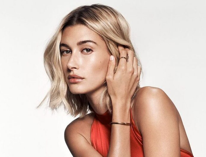 Hailey Bieber na rzecz Miesiąca Świadomości Raka