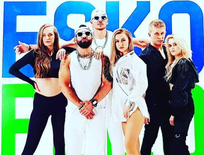 ESKO POLO to ekipa, której zależy przede wszystkim na dobrej zabawie, ale ich ambicje muzyczno-wizualne nie pozwalają robić tego w banalny sposób.