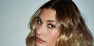 Hailey Bieber dla Versace