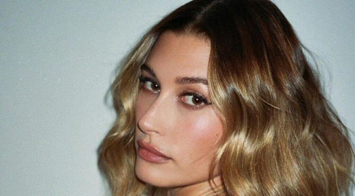 Hailey Bieber dla Versace