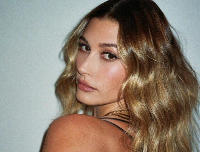 Hailey Bieber dla Versace