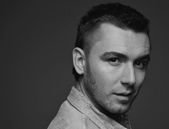 Kamil Bednarek powraca w 2021 z nowym singlem. Posłuchaj „Prosto w twarz”