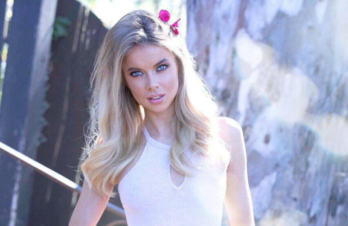 Louisa Warwick zachwyca na plaży w Miami