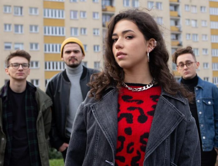 Natalia Zastępa i Sonbird w utworze „Mantry”