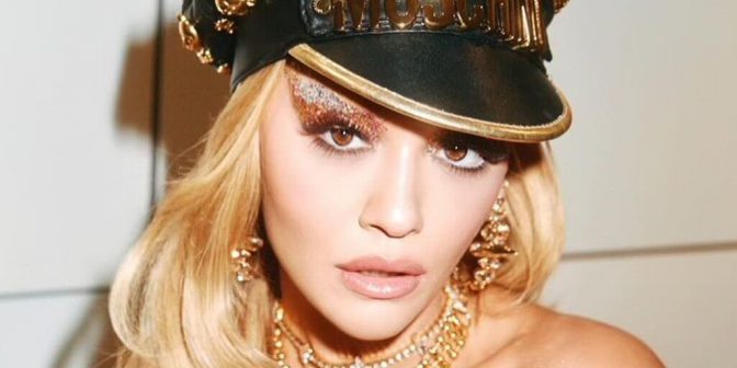 Rita Ora bez makijażu. Pozuje w BIKINI na plaży w Sydney