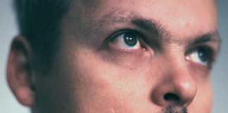 Błażej Król „Dziękuję”: Psychodeliczna laurka dla fanów