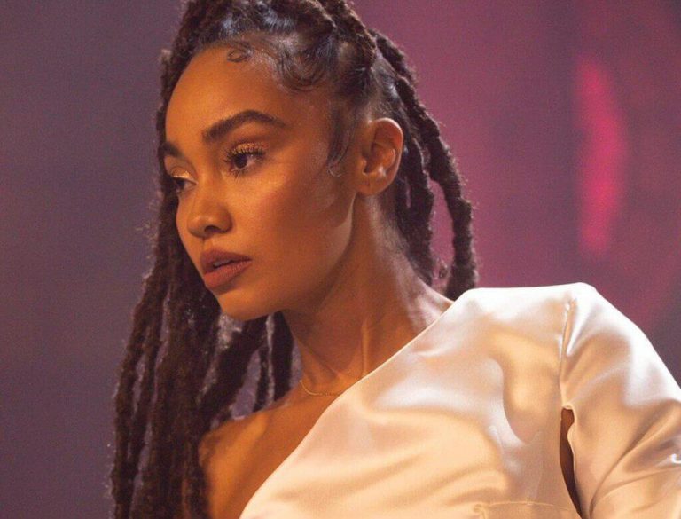 Leigh-Anne Pinnock z Little Mix pozuje