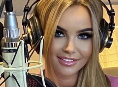 Monika Chwajoł Królowe Życia Wokalistka disco polo kusi głebokim dekoltem. Centymetry od wpadki?