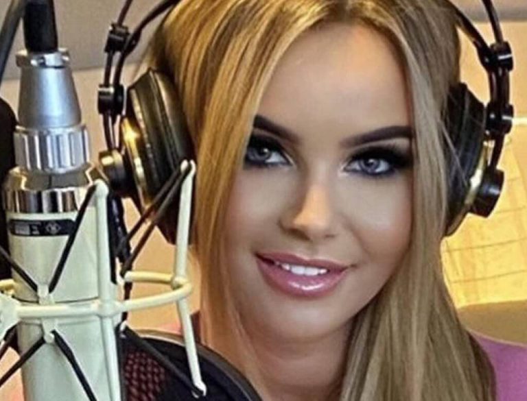 Monika Chwajoł Królowe Życia Wokalistka disco polo kusi głebokim dekoltem. Centymetry od wpadki?