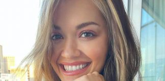Rita Ora chwali się płaskim brzuchem