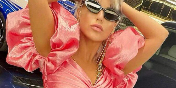 41-letnia piosenkarka TOPLESS! Corina Bud wyeksponowała swoje idealne ciało