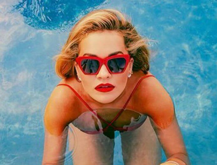 Rita Ora wygląda niesamowicie w basenie