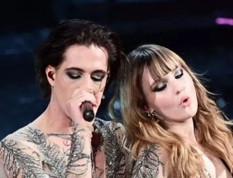 Basistka Maneskin, Victoria De Angelis pozuje