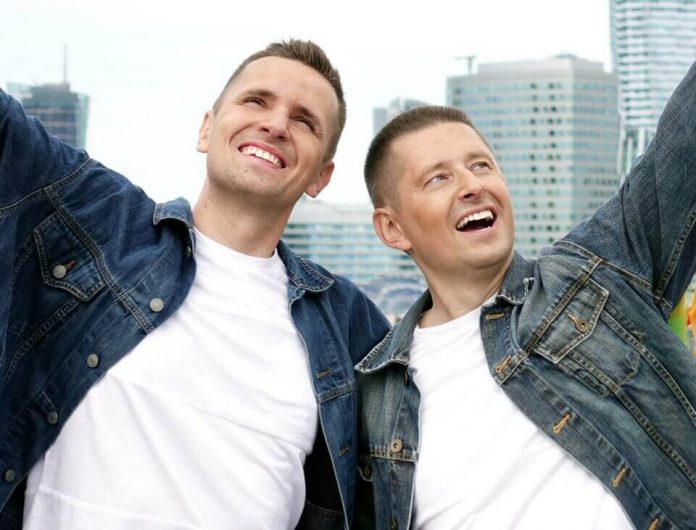 Małżeństwo Jakub i Dawid nagrali hymn dla LGBT. Klip „Inni” podbija sieć!
