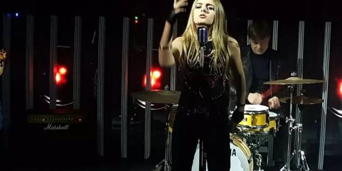 Gabi Katzer przegrała z Viki Gabor. Teraz stawia na Pop-rocka w singlu “Migotanie”