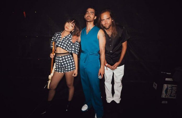 DNCE was rozrusza. Twórcy przeboju „Cake By The Ocean” wracają z „Move”