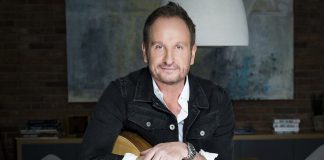 Marek Kościkiewicz w nowej wersji hitu „Statki na niebie” na 35-lecie działalności