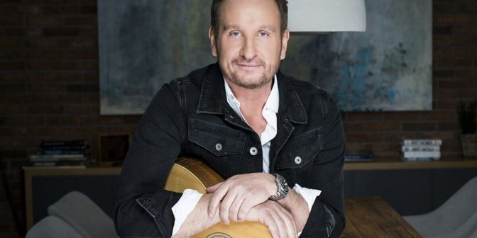 Marek Kościkiewicz w nowej wersji hitu „Statki na niebie” na 35-lecie działalności