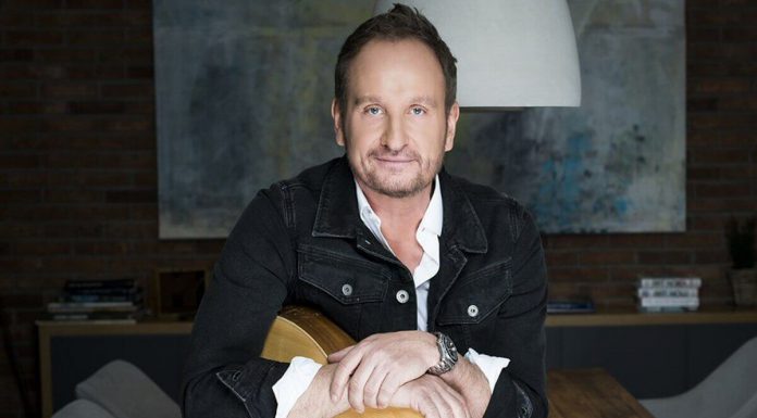 Marek Kościkiewicz w nowej wersji hitu „Statki na niebie” na 35-lecie działalności