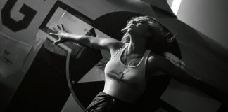 Lady Gaga na tle epickiej scenerii „Top Gun”