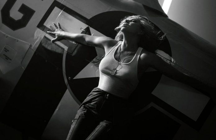 Lady Gaga na tle epickiej scenerii „Top Gun”