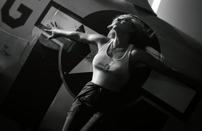 Lady Gaga na tle epickiej scenerii „Top Gun”