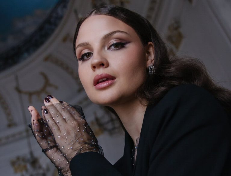 O niej już jest głośno! Julia Rocka z nowym singlem „Ciche disco”
