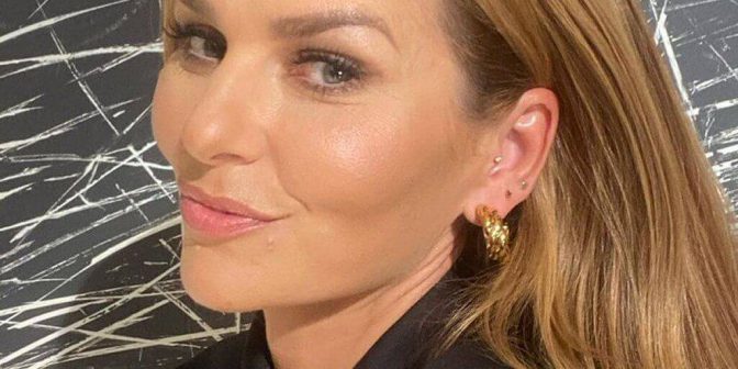 Paulina Sykut-Jeżyna w najmodniejszym płaszczu tej jesieni. Gustowną stylizację  komplementują fanki