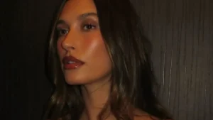 Hailey Bieber OLŚNIŁA w seksownej kreacji!