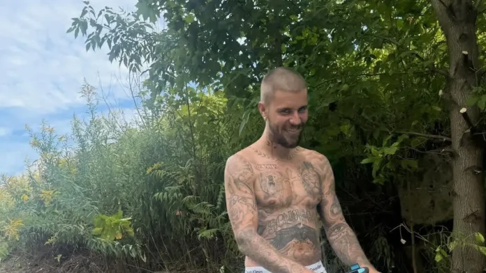 Fani przecierają oczy! Justin Bieber w samych MAJTKACH na segwayu w środku lasu (FOTO)