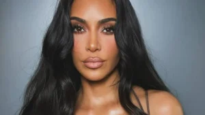 Kim Kardashian BEZ UBIORU na prestiżowej sesji! Tylko biżuteria Cartier i para jeansów