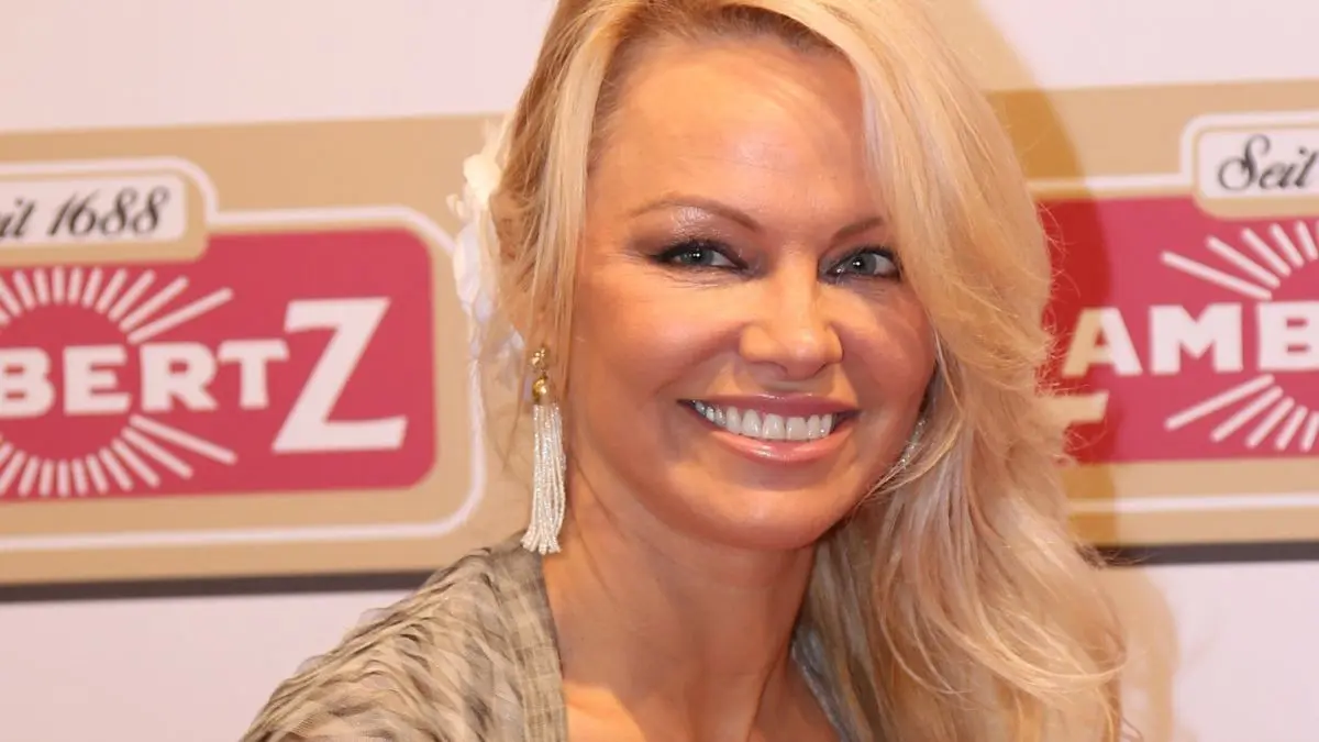 Pamela Anderson w czerwonej czuprynie! Ikona „Słonecznego patrolu” przeszła szokującą metamorfozę