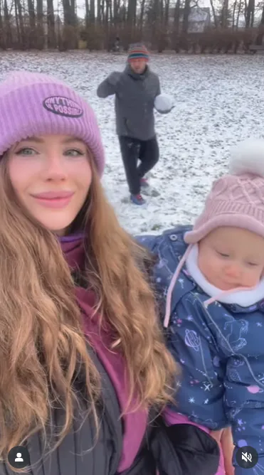 Antek i jego "nowa rodzina" bawią się w śniegu