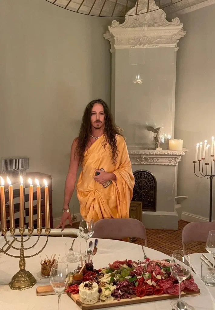 Spójrzcie na kominek i elementy dekoracyjne