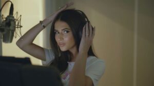 Roxie Węgiel wciela się w kotkę Moxy! Kevin Mglej też dołącza. Fani ruszyli z komentarzami