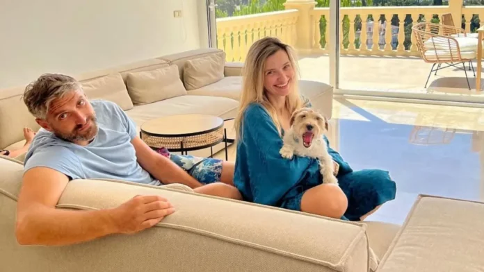 Joanna Koroniewska i Maciej Dowbor w salonie swojej hiszpańskiej willi. To właśnie ten widok na Morze Śródziemne skradł ich serca podczas pierwszej wizyty w Marbelli