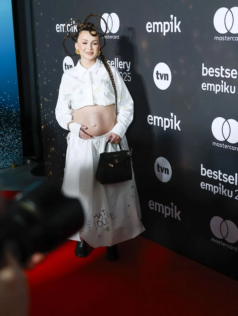 Wersow w bieli eksponuje krągłości