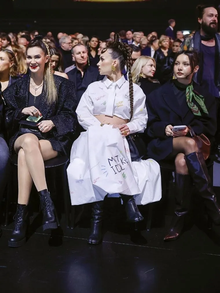 Wersow w bieli eksponuje krągłości