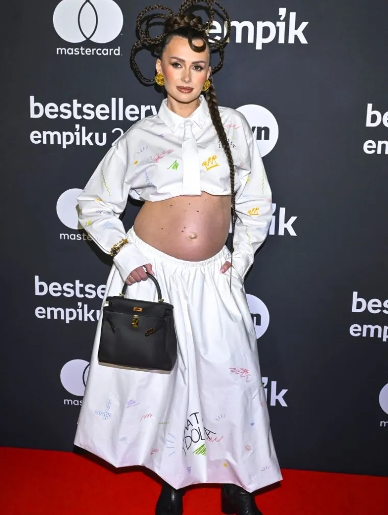 Wersow w bieli eksponuje krągłości