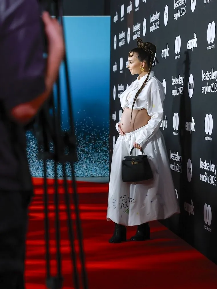 Wersow w bieli eksponuje krągłości