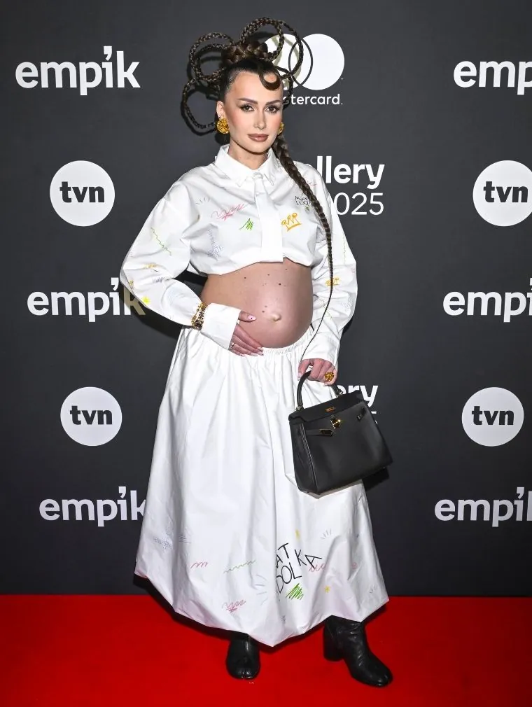 Wersow w bieli eksponuje krągłości