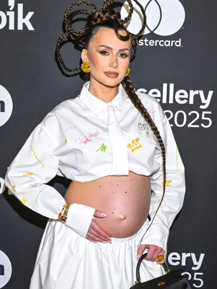 Wersow w bieli eksponuje krągłości