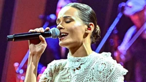 Natalia Szroeder w samej koronce