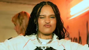 Sara James w odważnej kreacji