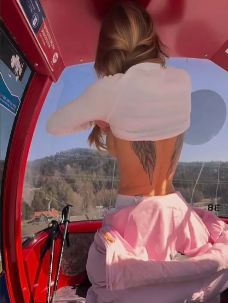 Doda w kolejce linowej