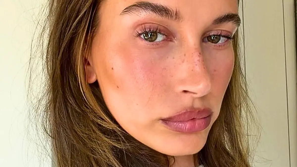 Hailey Bieber zachwyciła fanów nową sesją z Palm Springs