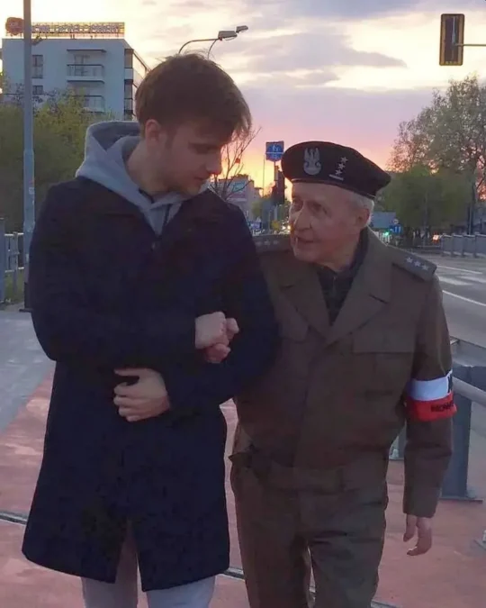 Maciej Musiał ze swoim dziadkiem