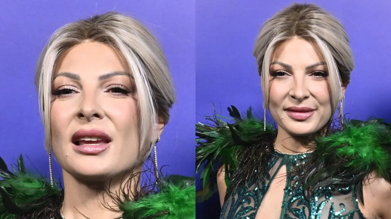 Magda Narożna w piórach i z długim trenem